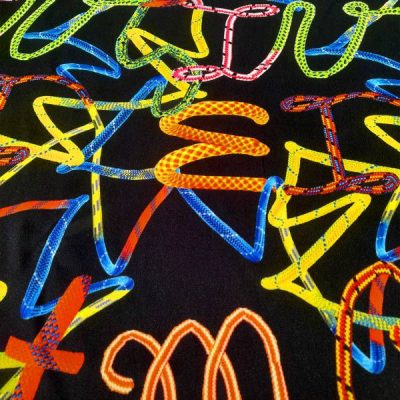 Raso di seta con disegno lacci con sfondo nero 2