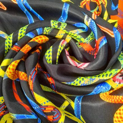 Raso di seta con disegno lacci con sfondo nero 1