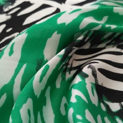 Tessuto abbigliamento maculato e floreale 2