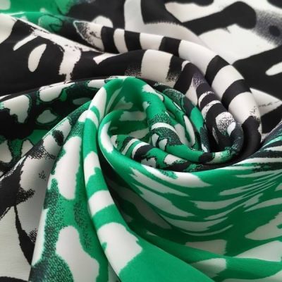 Tessuto abbigliamento maculato e floreale 4