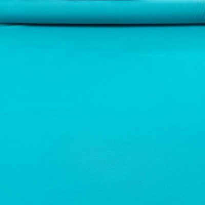 Tessuto arredo tinta unita acquamarina esposto su rotolo in negozio