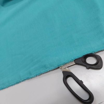 Dettaglio tessuto arredo misto cotone acquamarina con trama uniforme