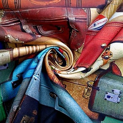 Tessuto per arredamento e tovaglie in cotone con fantasia con valigie bon voyage al metro arricciato 5