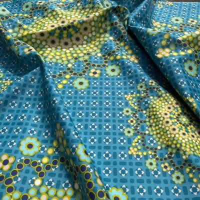 Tessuto d'arredo a mandala effetto mosaico su sfondo azzurro 1