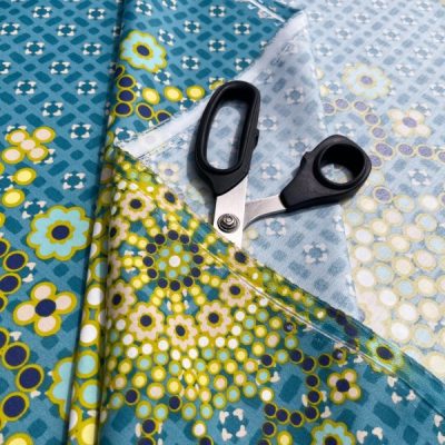 Tessuto d'arredo a mandala effetto mosaico su sfondo azzurro 3