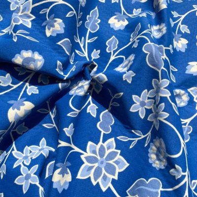 Tessuto d'arredo con motivo floreale bianco azzurro su sfondo blu 1