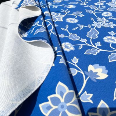 Tessuto d'arredo con motivo floreale bianco azzurro su sfondo blu 2
