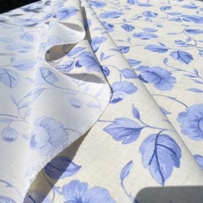 Tessuto d'arredo con motivo floreale viola su sfondo panna 2