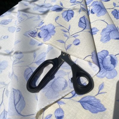 Tessuto d'arredo con motivo floreale viola su sfondo panna 3