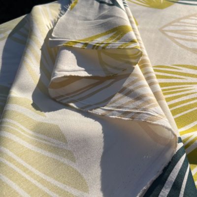 Tessuto d'arredo foglie dorate su sfondo panna 3