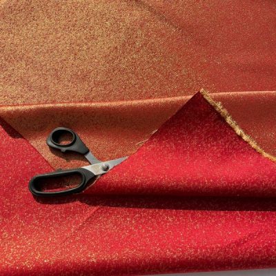 Tessuto multiuso rosso profondo con lam&egrave; oro giallo 1