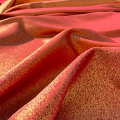 Tessuto multiuso rosso profondo con lam&egrave; oro giallo 4