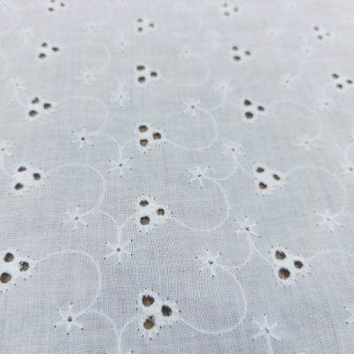 Tessuto da abbigliamento Sangallo bianco 4