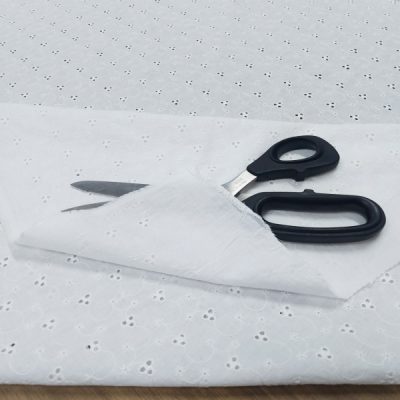 Tessuto da abbigliamento Sangallo bianco 2