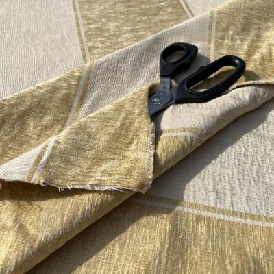 Tessuto da arredamento con righe grandi colore tortora e oro antico 3