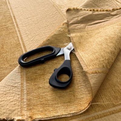 Tessuto da arredamento con righe grandi colore cammello e oro perlato 2