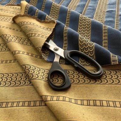 Tessuto da arredamento con strisce blu notte e giallo ocra 1