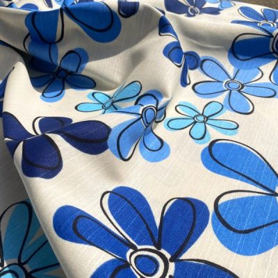 Tessuto da arredo fiori azzurri fuori dalle righe 1