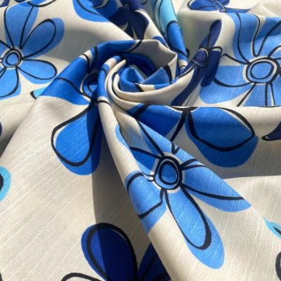Tessuto da arredo fiori azzurri fuori dalle righe 3