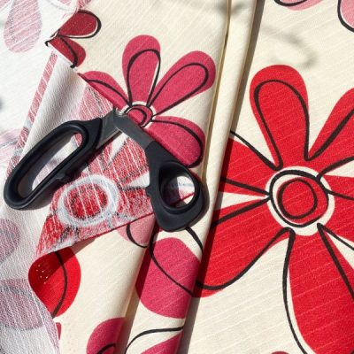 Tessuto da arredo fiori rossi e rosa fuori dalle righe 3