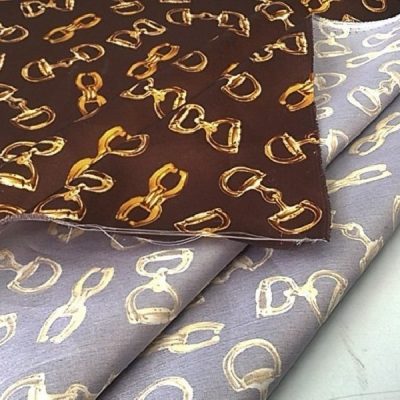 Tessuto da abbigliamento con fantasia a fibbie oro e argento al metro piega 2