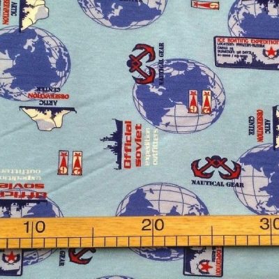 Tessuti in felpa invernale con fantasia viaggio mappamondo colori freddi 3 con righello