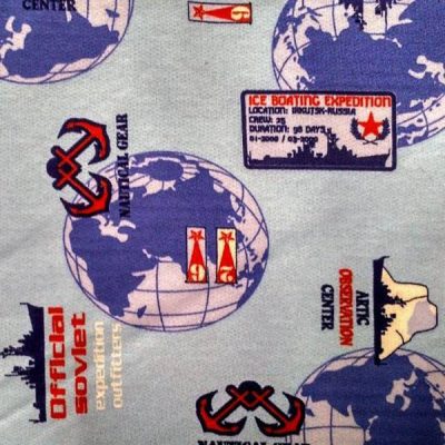 Tessuti in felpa invernale con fantasia viaggio mappamondo colori freddi 4 dettaglio