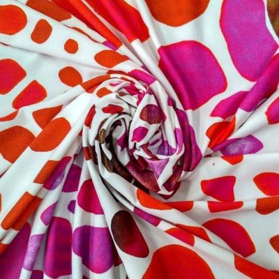 Maglia bielastica a fantasia maculata - bianca, rossa e rosa Alt.140cm