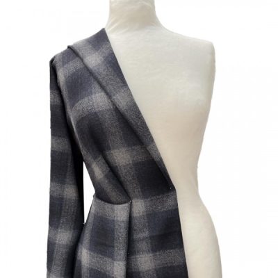 Tessuto in misto lana tartan blu e grigio mannequin 3