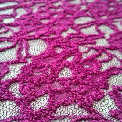 Tessuto in pizzo con rose in rilievo colore lilla scuro al metro
