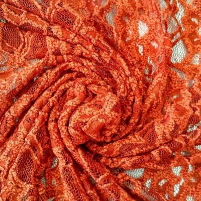 Tessuto in pizzo con rose in rilievo colore arancione al metro arricciato