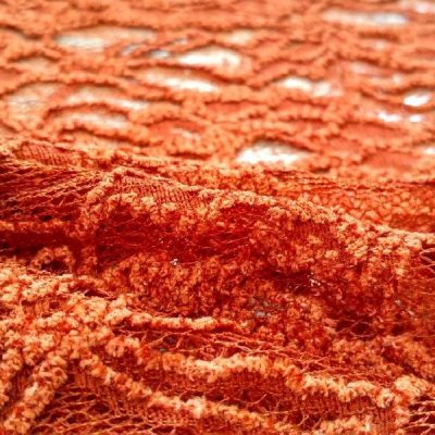Tessuto in pizzo con rose in rilievo colore arancione al metro dettaglio