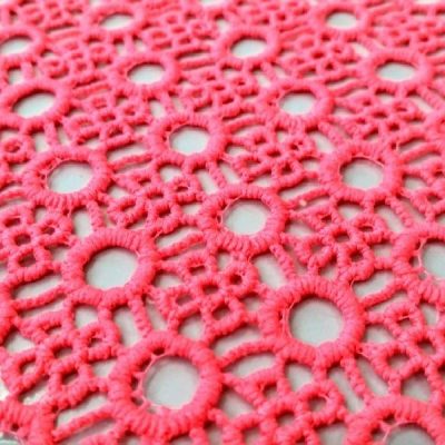 Tessuto in pizzo macramè rosa fluo 2