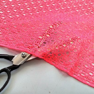 Tessuto in pizzo macram&egrave; rosa fluo 3