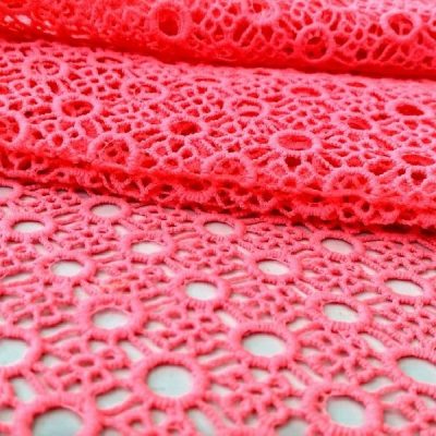 Tessuto in pizzo macramè rosa fluo 1