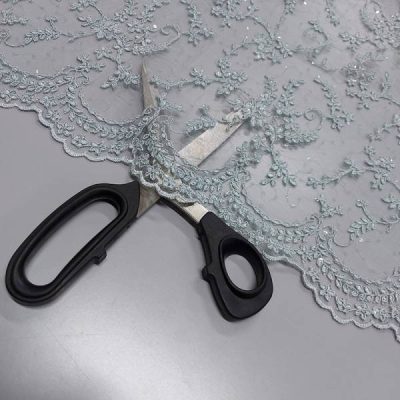 Pizzo con ricami floreali e paillettes 4