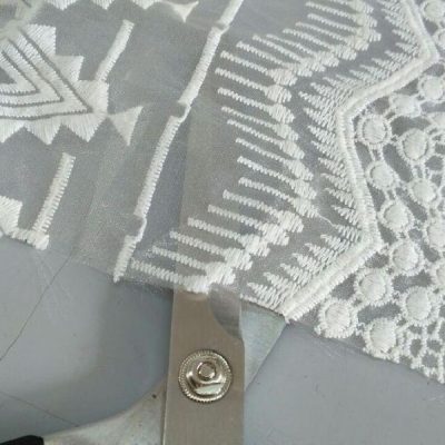 Pizzo per abbigliamento geometrico con forbice trasparenza dettaglio 1