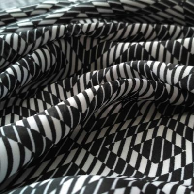Raso per abbigliamento a rombi e righe bianco e nero 2