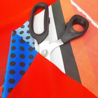 Scampolo in raso di seta fantasia astratta con tacchi multicolor 3