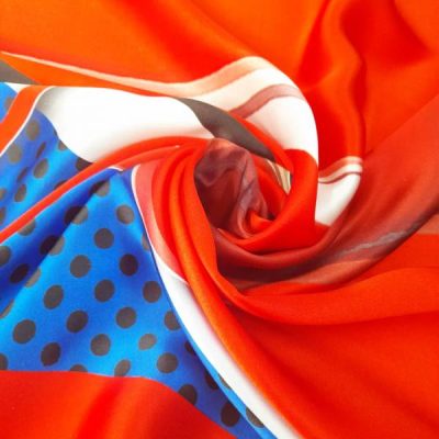 Scampolo in raso di seta fantasia astratta con tacchi multicolor 1