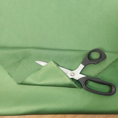 Tessuto in raso verde da arredo 2