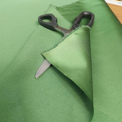 Tessuto in raso verde da arredo 1