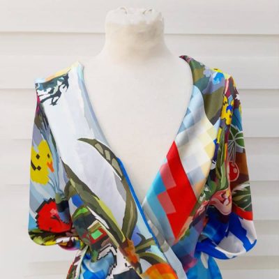 Scampolo di raso di seta fantasia arcobaleno videogiochi e meme manichino 1