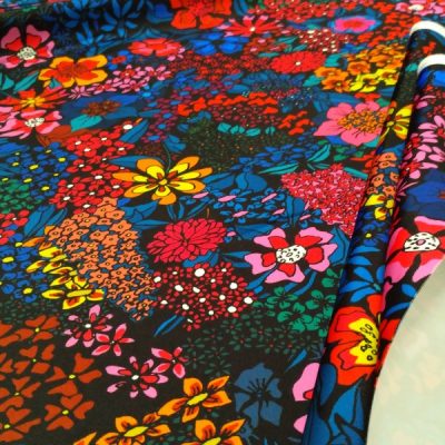 Dettaglio tessuto etnico floreale multicolore per abiti e gonne