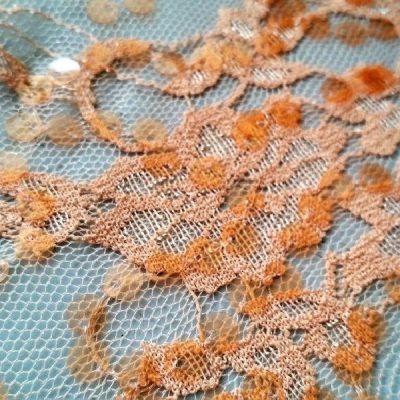 Tessuto in tulle con paillettes motivo floreale arancione arricciato 2