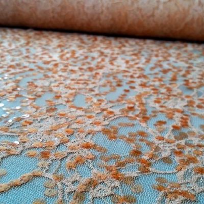 Tessuto in tulle con paillettes motivo floreale arancione arricciato 3