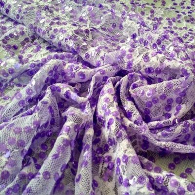 Tessuto in tulle con paillettes motivo floreale viola 2