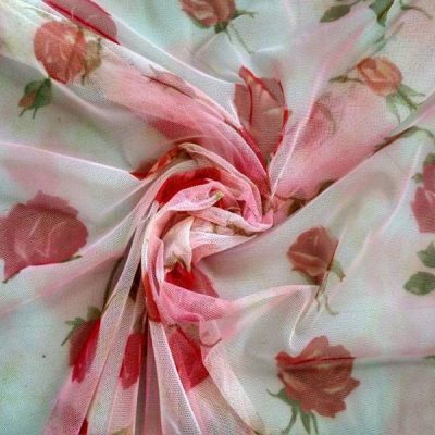 Tulle romantico a fantasia rose - bianco e rosa Alt.140cm