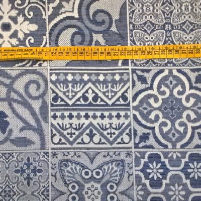 Tessuto per arredamento e tovaglie misto cotone effetto maiolica blu scuro e bianco con metro