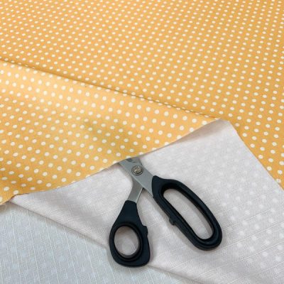 Tessuto multiuso con pois bianchi su giallo ambra 4